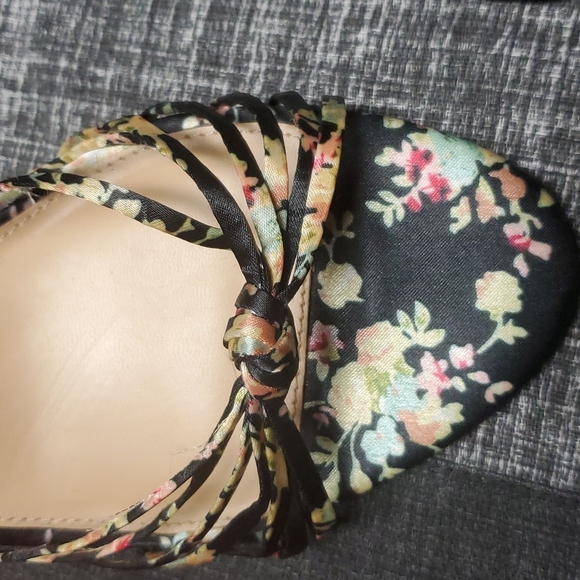 Women's Who What Wear Ankle wrap black with flower 🌼 🌸 accent stiletto heals. - Picture 3 of 9